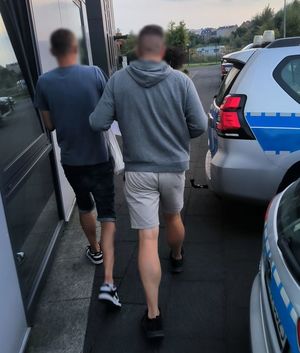 Policjant prowadzi zatrzymanego