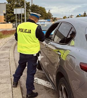 Policjanci ruchu drogowego  podczas kontroli drogowych
