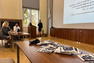 Policjantka na szkoleniu dyrektorów placówek oświatowych