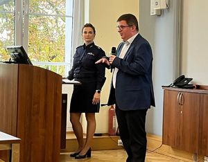 Policjantka na szkoleniu dyrektorów placówek oświatowych