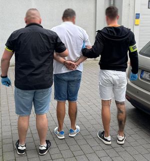 Policjanci i zatrzymany mężczyzna