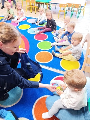 Policjanci na spotkaniu z dziećmi