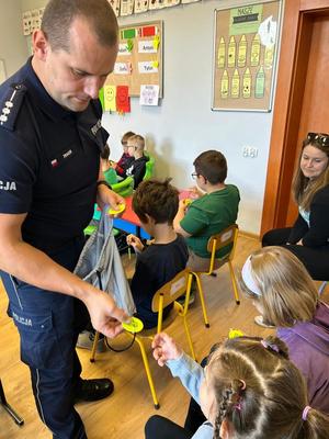 Policjanci na spotkaniu z dziećmi