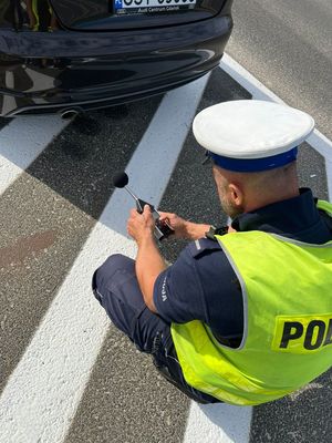 Policjant ruchu drogowego kontrolują poziom hałasu