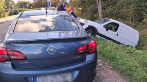 Samochód stoi w rowie