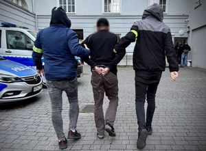 Kryminalni prowadzą zatrzymanego
