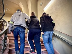 Kryminalni prowadzą zatrzymanego