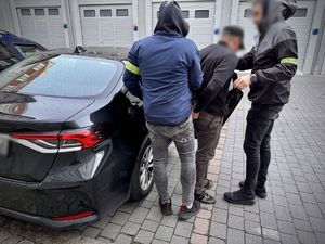 Kryminalni prowadzą zatrzymanego