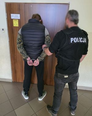 Policjant i zatrzymany mężczyzna
