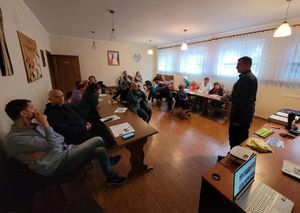 Policjant na spotkaniu z mieszkańcami