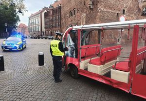 Policjantka ruchu drogowego i melex zatrzymany do kontroli
