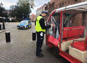 Policjant ruchu drogowego i melex zatrzymany do kontroli