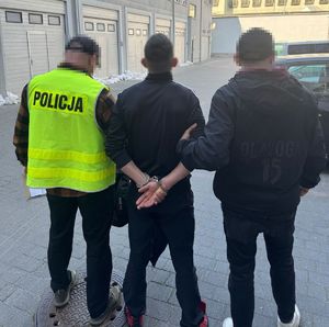 Policjanci i zatrzymany mężczyzna
