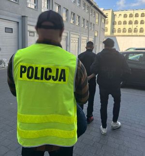 Policjanci i zatrzymany mężczyzna