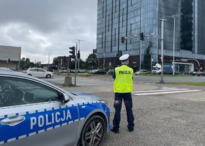 Policjant ruchu drogowego i radiowóz