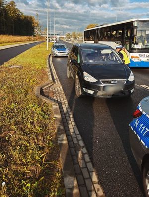 Kontrola drogowa - radiowóz i samochód osobowy