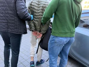 Policjanci i zatrzymany mężczyzna