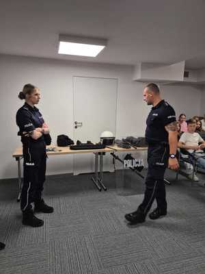 Policjanci podczas spotkania z licealistami