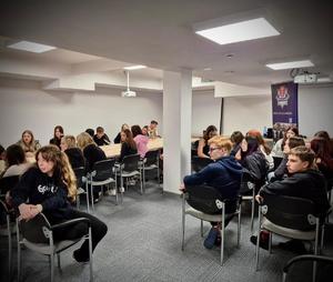 Policjanci podczas spotkania z licealistami