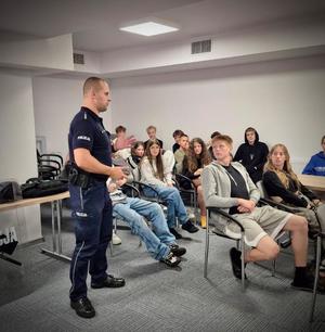 Policjanci podczas spotkania z licealistami