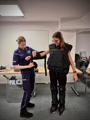 Policjanci podczas spotkania z licealistami