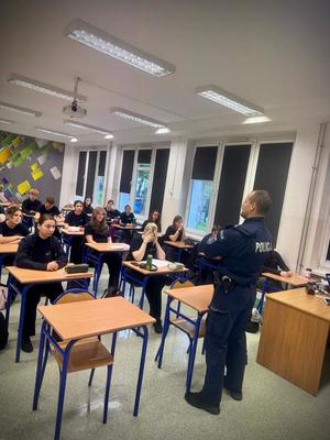 Policjanci podczas spotkania z licealistami
