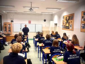 Policjanci podczas spotkania z licealistami
