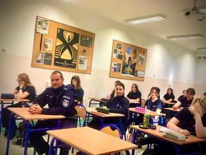 Policjanci podczas spotkania z licealistami