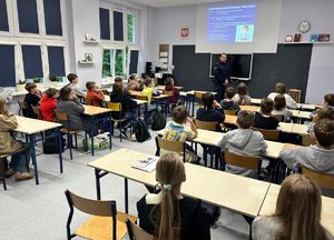 Spotkanie policjanta z dziećmi