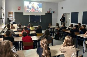 Spotkanie policjanta z dziećmi