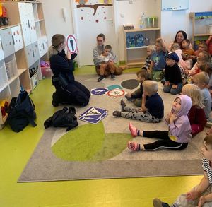 Spotkanie policjantki z dziećmi