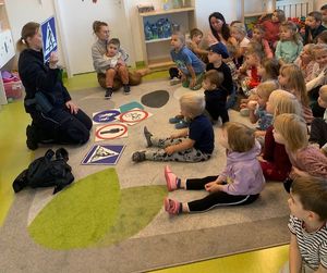 Spotkanie policjantki z dziećmi