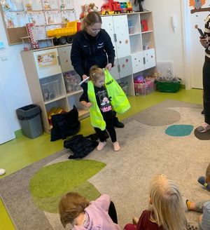 Spotkanie policjantki z dziećmi