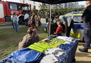 Policjanci na festynie