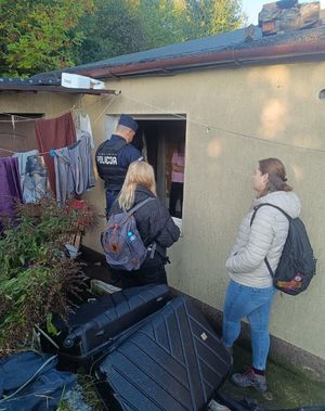 Policjanci kontrolują miejsca przebywania osób w kryzysie bezdomności