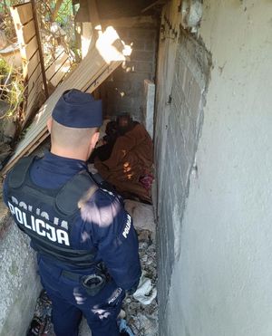 Policjanci kontrolują miejsca przebywania osób w kryzysie bezdomności