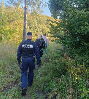 Policjanci kontrolują miejsca przebywania osób w kryzysie bezdomności