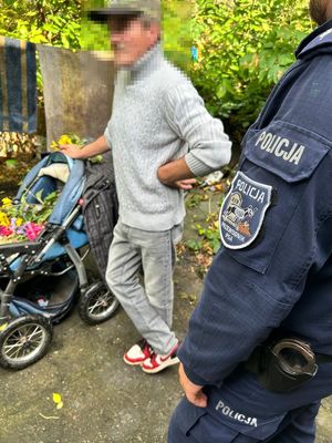 Policjanci kontrolują miejsca przebywania osób w kryzysie bezdomności