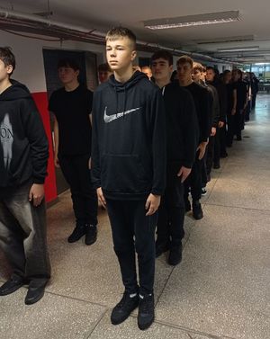 Uczniowie podczas zajęć z musztry