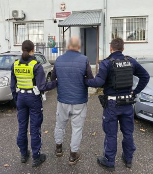 Policjanci i zatrzymany mężczyzna