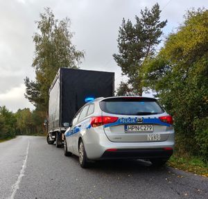 Radiowóz i pojazd zatrzymany do kontroli