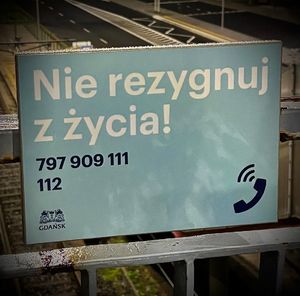 Tabliczka z napisem Nie rezygnuj z życia