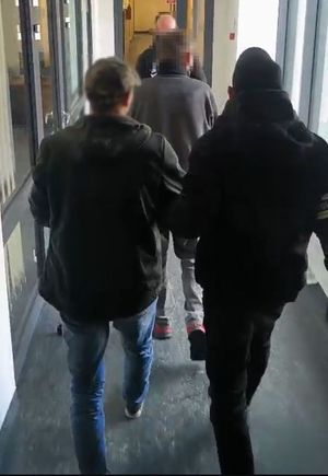 Policjanci i zatrzymani dwaj mężczyźni