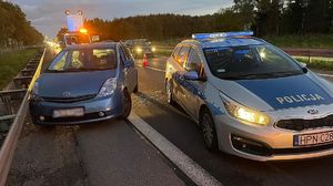 Radiowóz i pojazd zatrzymany do kontroli