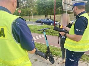 Policja kontroluje trzeźwość kierującej hulajnogą