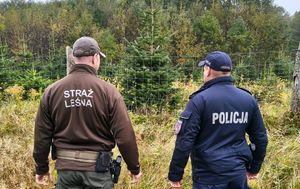 Policjant i strażnik leśny na kontroli