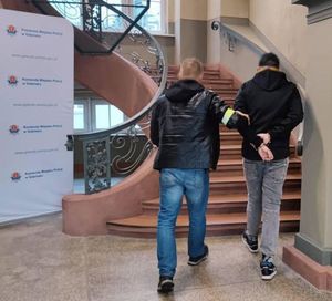 Policjant i zatrzymany mężczyzna