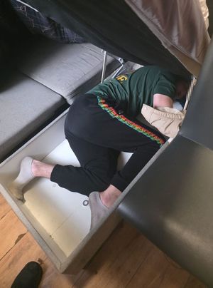 Mężczyzna leżący w tapczanie