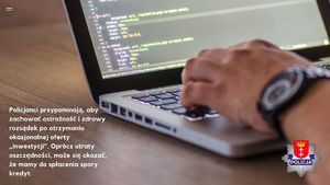 Osoba siedzi przy komputerze