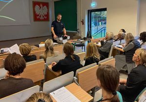 Policjant na spotkaniu z nauczycielami